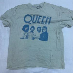Urban outfitters band tshirt queen